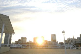 メリケンパークから見た、日の出。（のような夕日。）